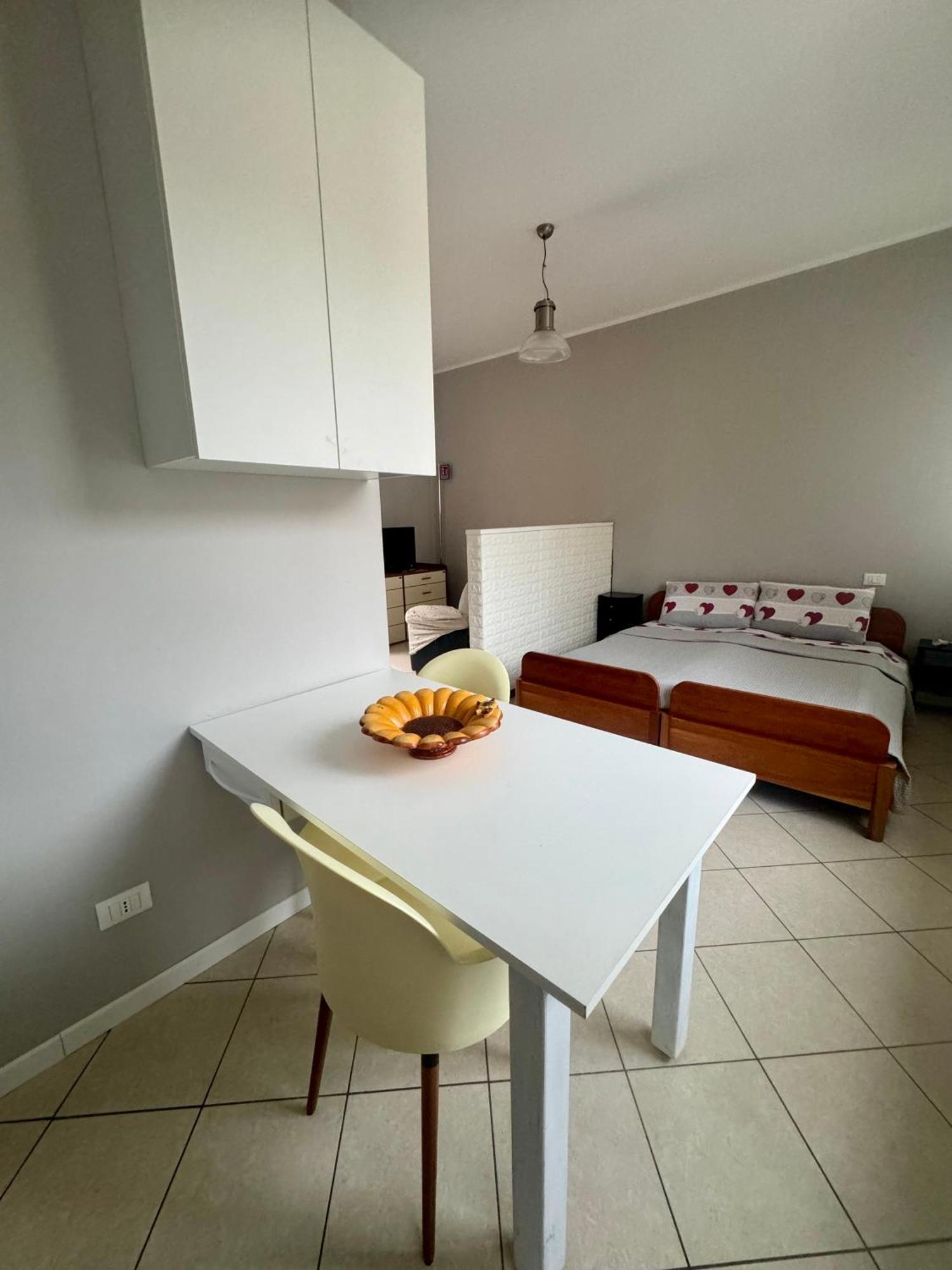 Casa Tito - Accogliente Monolocale A Due Passi Dalla Stazione Cesano Maderno Extérieur photo